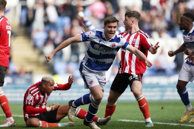 Màn đụng độ hấp dẫn Lincoln City vs Reading
